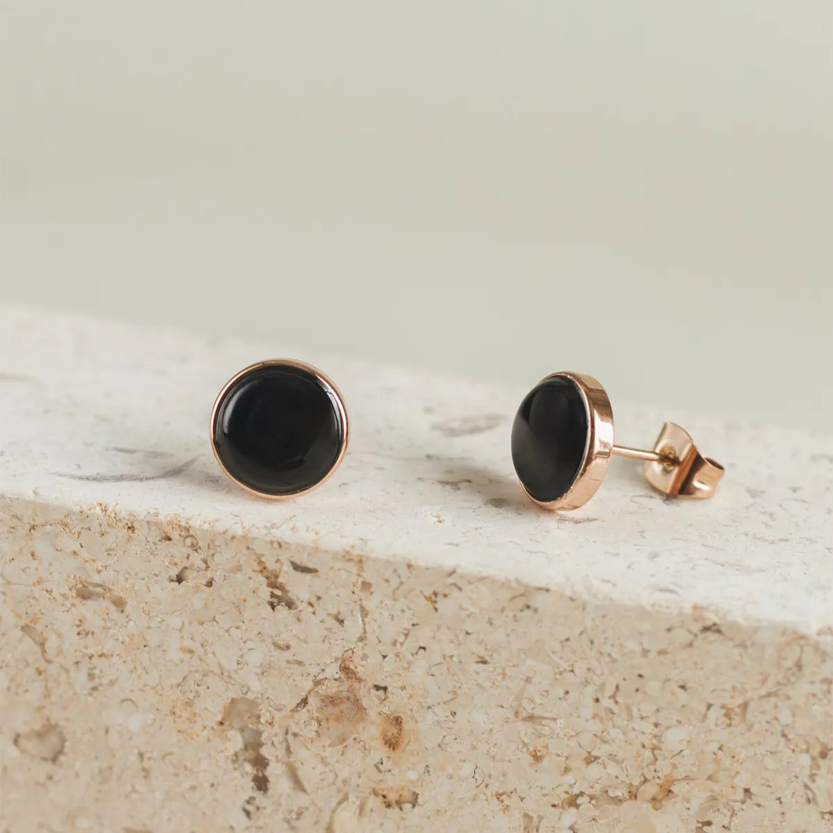 Onyx Stone Ear Studs (Round)