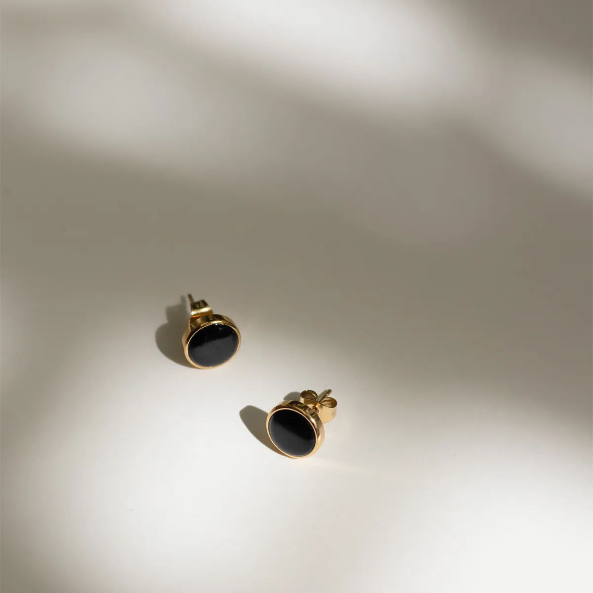 Onyx Stone Ear Studs (Round)